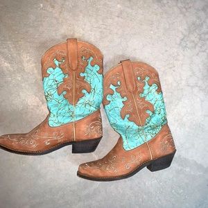 Leather cowgirl boots. Size 8